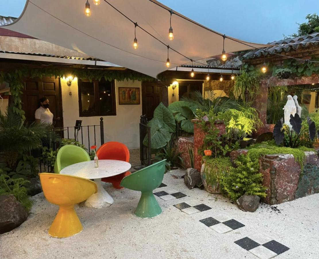 Nikikot Hostel & Hotel Antigua ภายนอก รูปภาพ